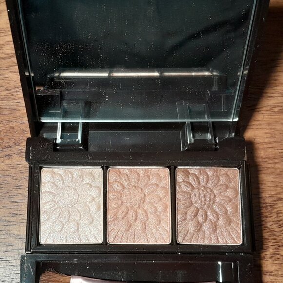 Mark Color Swing Compact: Six Eyeshadows! - Picture 1 of 8